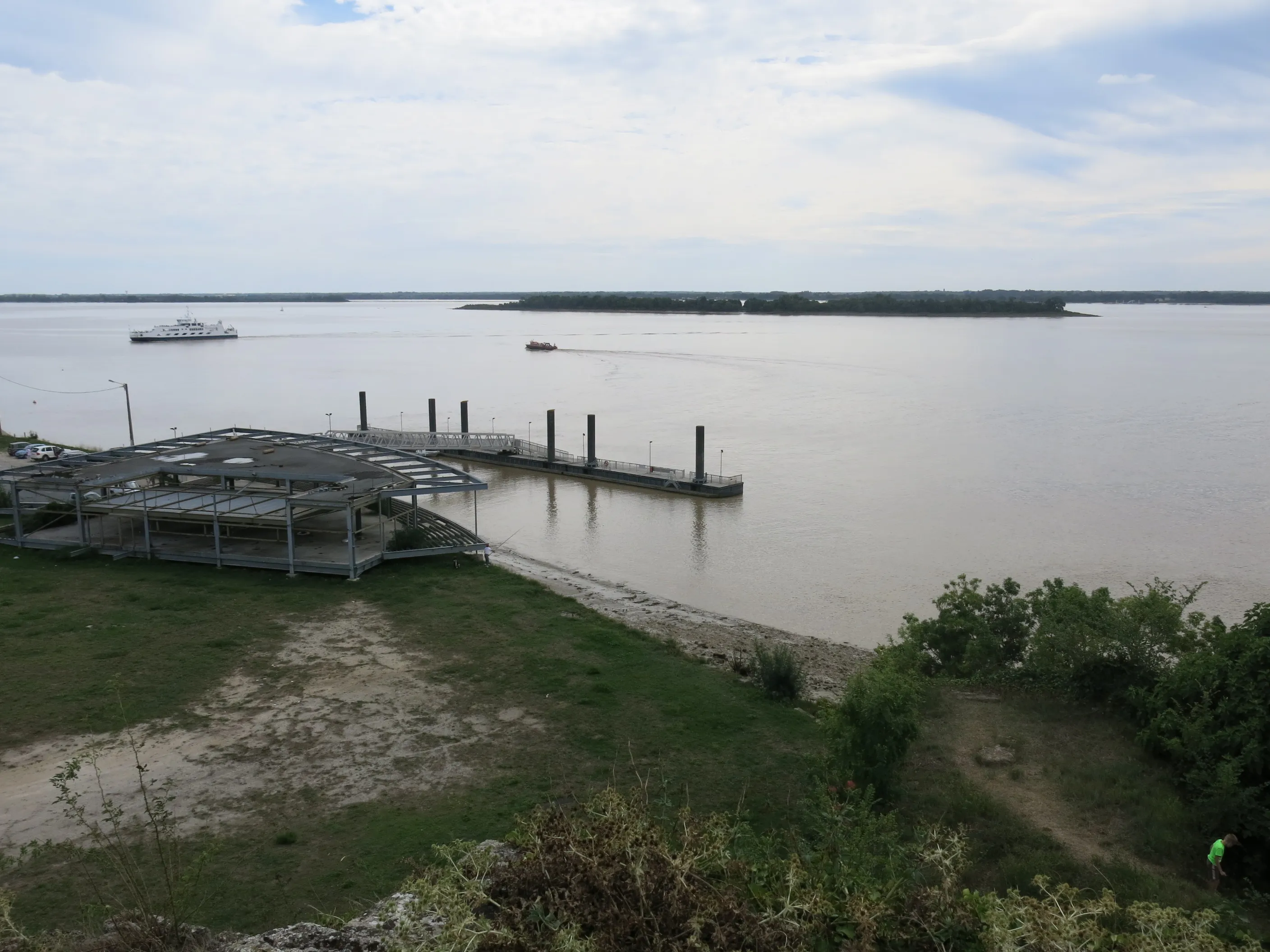 Die Fähre aus Lamarque erreicht Blaye an der Gironde-Mündung